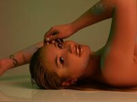 masturbating webcam girl MaddieVixen