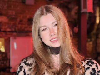 cam girl playing with dildo DainaThroneberry