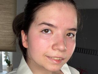 naughty cam girl masturbating with dildo DaisyMolen