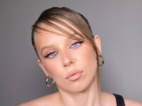 fingering camgirl EvieBrens