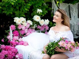 hot camslut LeaNicole