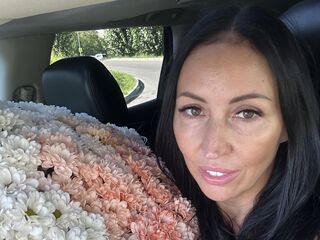 topless cam girl LipaWild