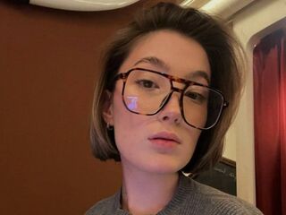 camgirl playing with dildo SheilaSweezer