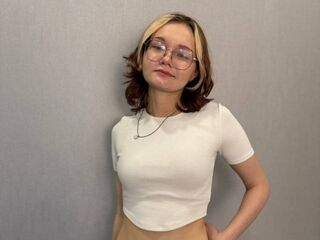 naughty cam girl fingering shaved pussy ShemikaDestro