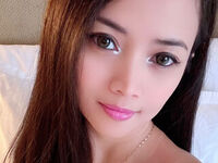 hot cam girl fingering shaved pussy YasmienAtos